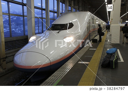 冬の上越新幹線E4系（朱鷺色／越後湯沢駅） 38284797