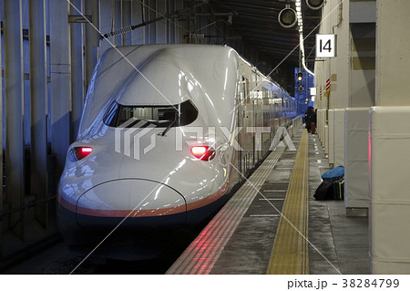 越後湯沢駅に停車中のE4系新幹線Maxとき号 38284799
