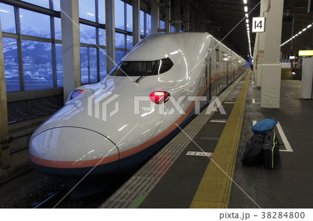 越後湯沢駅に停車中のE4系新幹線Maxとき号 越後湯沢駅に停車中のE4系新幹線Maxとき号 38284800