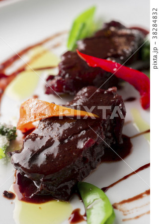 赤ワインで煮込んだ牛肉 38284832