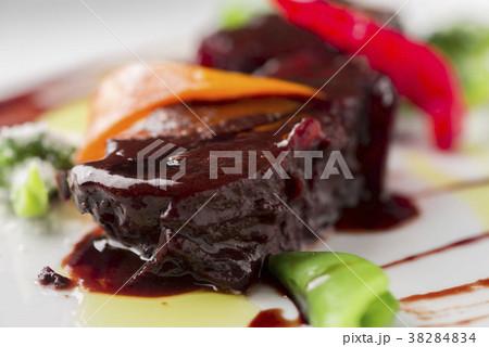 赤ワインで煮込んだ牛肉 38284834