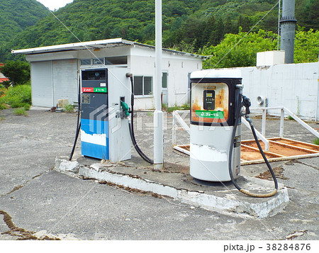 廃業したガソリンスタンドの写真素材