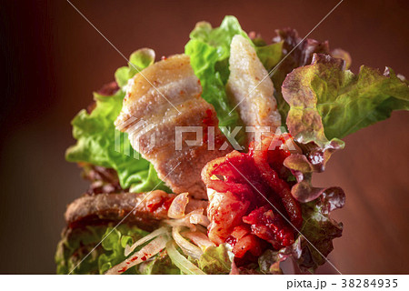 サンチュで巻くサムギョプサル料理の写真素材