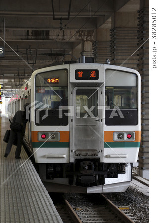両毛線小山駅に停車中の211系(6両固定) 両毛線小山駅に停車中の211系(6両固定) 38285012