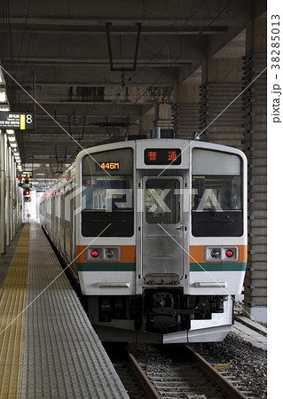 両毛線小山駅に停車中の211系 6両固定 の写真素材