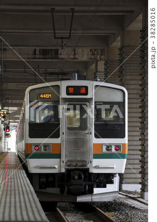 両毛線小山駅に停車中の211系（6両固定） 38285016