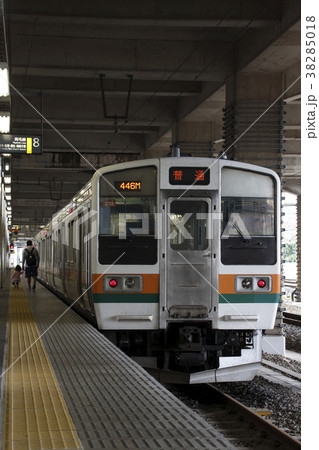 両毛線小山駅に停車中の211系（6両固定） 38285018