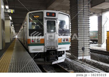 両毛線小山駅に停車中の211系（6両固定） 38285019