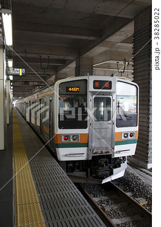 両毛線小山駅に停車中の211系(6両固定) 両毛線小山駅に停車中の211系(6両固定) 38285022