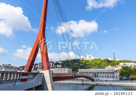 リヨンの街を繋ぐ赤い橋 38286123