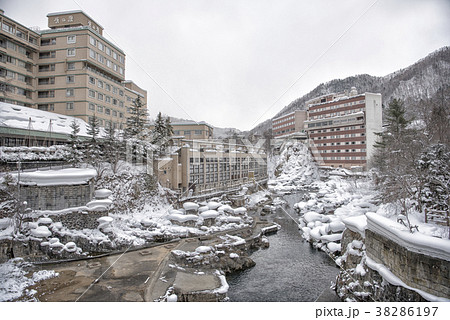冬の定山渓温泉街 38286197