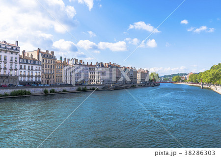 ソーヌ川から見るリヨンの街並 38286303