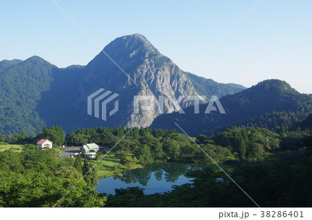 新潟 糸魚川の景勝地 高浪の池と「明星山(みょうじょうやま)」 全山石灰岩の山 糸魚川ジオパーク 新潟 糸魚川の景勝地 高浪の池と「明星山(みょうじょうやま)」 全山石灰岩の山 糸魚川ジオパーク 38286401