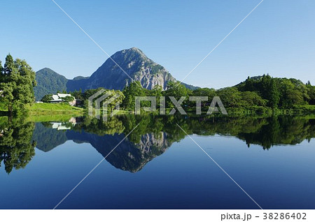 新潟　糸魚川の景勝地　高浪の池と「明星山（みょうじょうやま）」　全山石灰岩の山　糸魚川ジオパーク 38286402