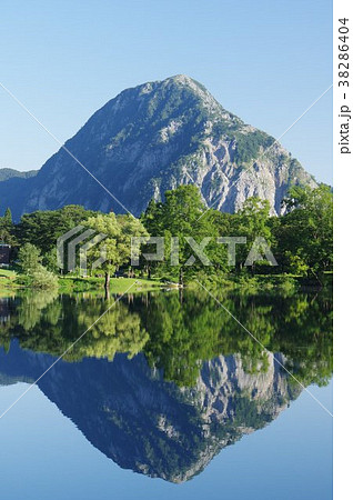 新潟　糸魚川の景勝地　高浪の池と「明星山（みょうじょうやま）」　全山石灰岩の山　糸魚川ジオパーク 38286404