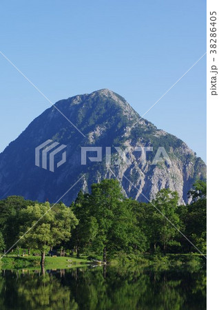 新潟　糸魚川の景勝地　高浪の池と「明星山（みょうじょうやま）」　全山石灰岩の山　糸魚川ジオパーク 38286405