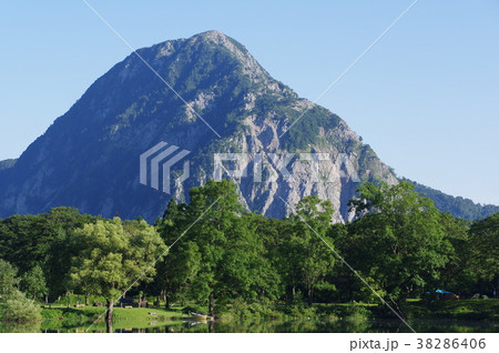 新潟　糸魚川の景勝地　高浪の池と「明星山（みょうじょうやま）」　全山石灰岩の山　糸魚川ジオパーク 38286406