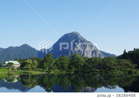 新潟 糸魚川の景勝地 高浪の池と「明星山(みょうじょうやま)」 全山石灰岩の山 糸魚川ジオパーク 新潟 糸魚川の景勝地 高浪の池と「明星山(みょうじょうやま)」 全山石灰岩の山 糸魚川ジオパーク 38286408