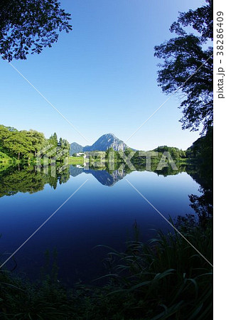 新潟　糸魚川の景勝地　高浪の池と「明星山（みょうじょうやま）」　全山石灰岩の山　糸魚川ジオパーク 38286409