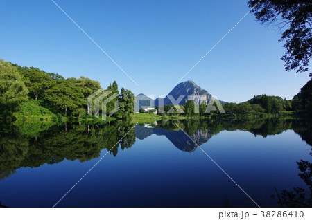 新潟　糸魚川の景勝地　高浪の池と「明星山（みょうじょうやま）」　全山石灰岩の山　糸魚川ジオパーク 38286410