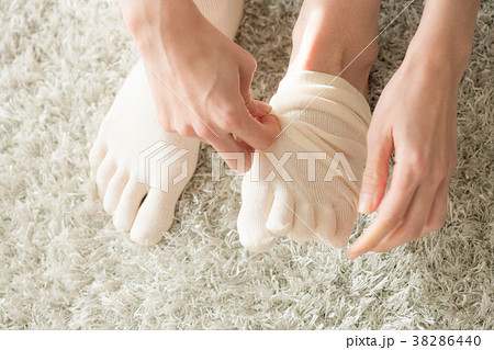 五本指靴下を履く若い日本人女性 五本指靴下を履く若い日本人女性 38286440