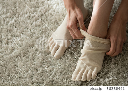 5本指ソックスを履く若い日本人女性 5本指ソックスを履く若い日本人女性 38286441