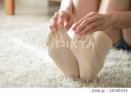五本指ソックス　冷え性の日本人女性 38286443