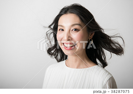 若い日本人女性 笑顔 若い日本人女性 笑顔 38287075