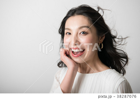 笑顔 若い日本人女性 笑顔 若い日本人女性 38287076