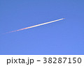 夕日の輝く飛行機雲 38287150
