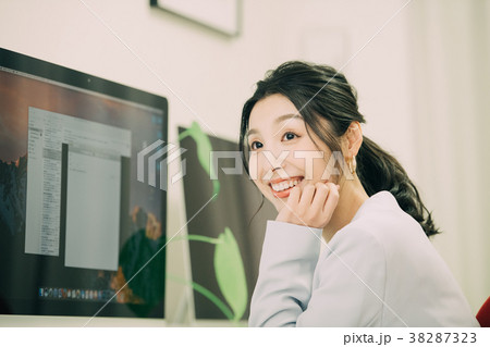 パソコンとビジネスウーマン 38287323