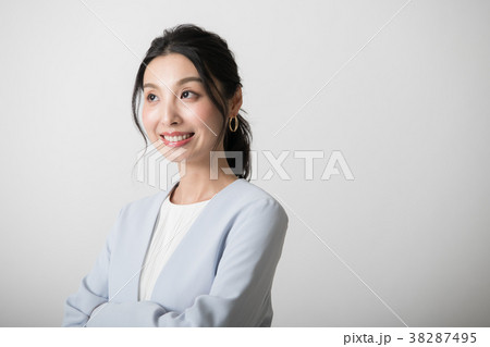 見上げるビジネスウーマン 日本人女性 見上げるビジネスウーマン 日本人女性 38287495