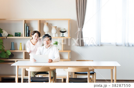 ミドルの夫婦（パソコン） 38287550