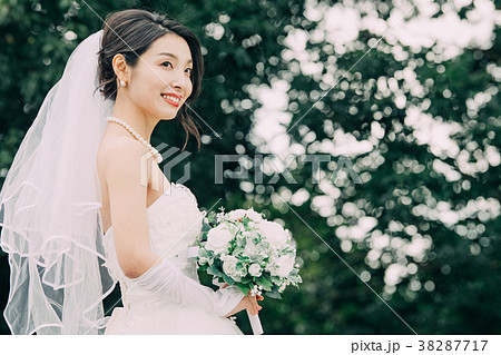 ウェディングドレスの女性 ブライダル 花嫁 ウェディングドレスの女性 ブライダル 花嫁 38287717