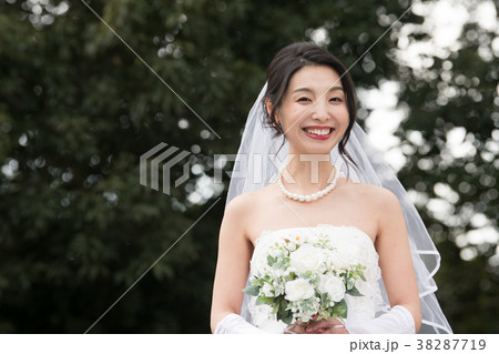 ウェディングドレスの女性　ブライダル　花嫁 38287719