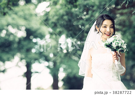 ウェディングドレスの女性　ブライダル　花嫁 38287722