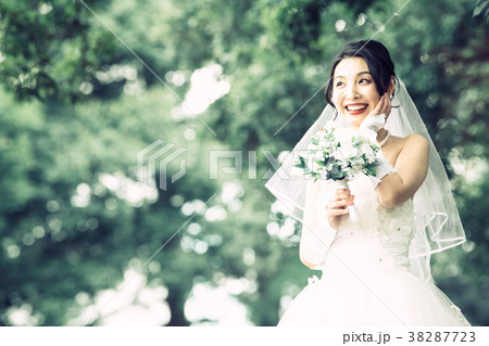 ウェディングドレスの女性 ブライダル 花嫁 ウェディングドレスの女性 ブライダル 花嫁 38287723