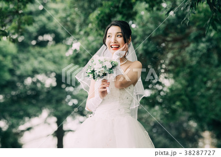 ウェディングドレスの女性 ブライダル 花嫁 ウェディングドレスの女性 ブライダル 花嫁 38287727