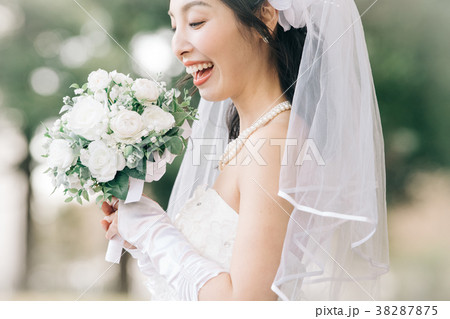 ウェディングドレスの女性 ブライダル 花嫁 ウェディングドレスの女性 ブライダル 花嫁 38287875