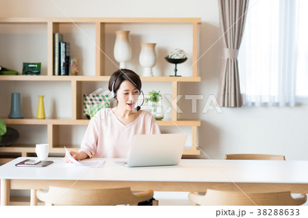 ミドルの女性(テレワーク) ミドルの女性(テレワーク) 38288633