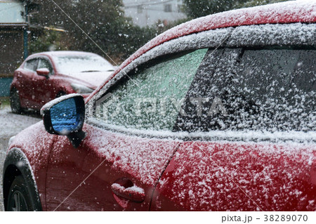 車の屋根 降り積もった積雪 38289070