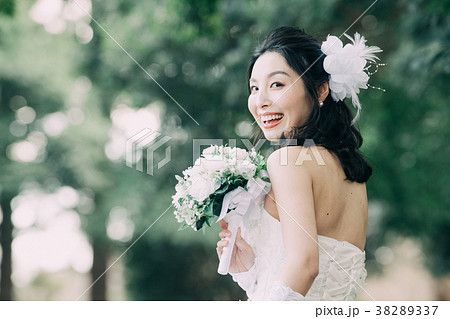 ウェディングドレスの女性　ガーデンウェディング 38289337