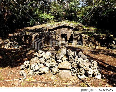 古い沖縄の墓 古い沖縄の墓 38289525