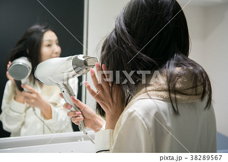 髪を乾かす若い日本人女性 38289567