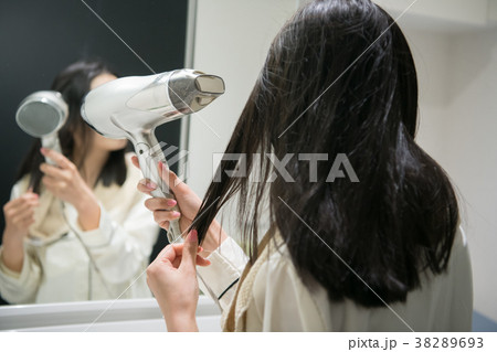ドライヤーで髪を乾かす若い日本人女性 ドライヤーで髪を乾かす若い日本人女性 38289693