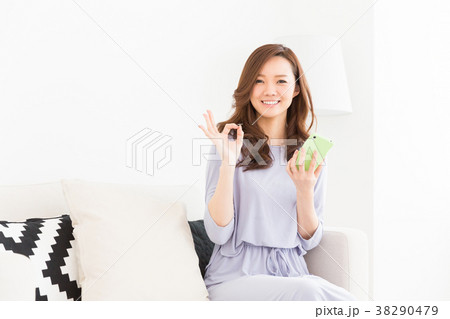 スマホを見る女性 38290479