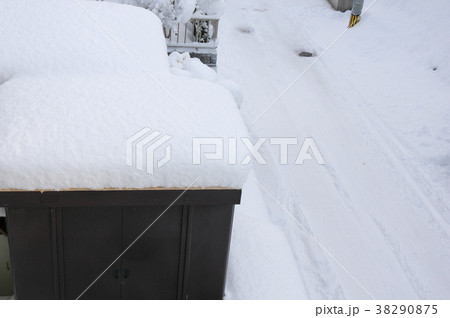 大雪　小型収納庫の屋根に積もった雪 38290875