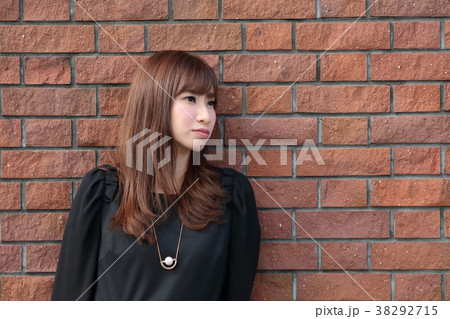 野外で女性のポートレート 38292715