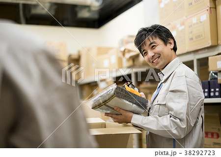 倉庫　作業　ラベル貼り 38292723
