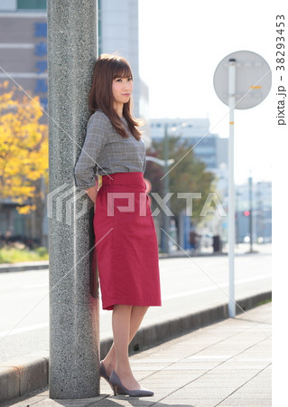ちょっと憂鬱な若い女性 ちょっと憂鬱な若い女性 38293453